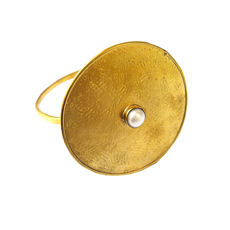 anillo de bronce con perla blanca
