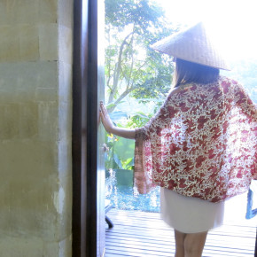 Capa de seda con estampado de inspiración balinesa. P.V.P.: 64€